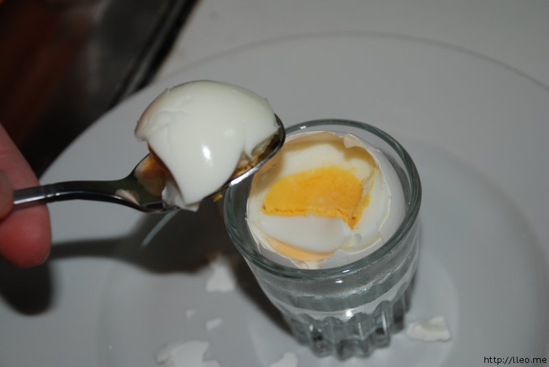 Микро яйца. Яйцо в микроволновке. Яйцо в микроволновке в кружке с водой. Яйцо в стакане в микроволновке.
